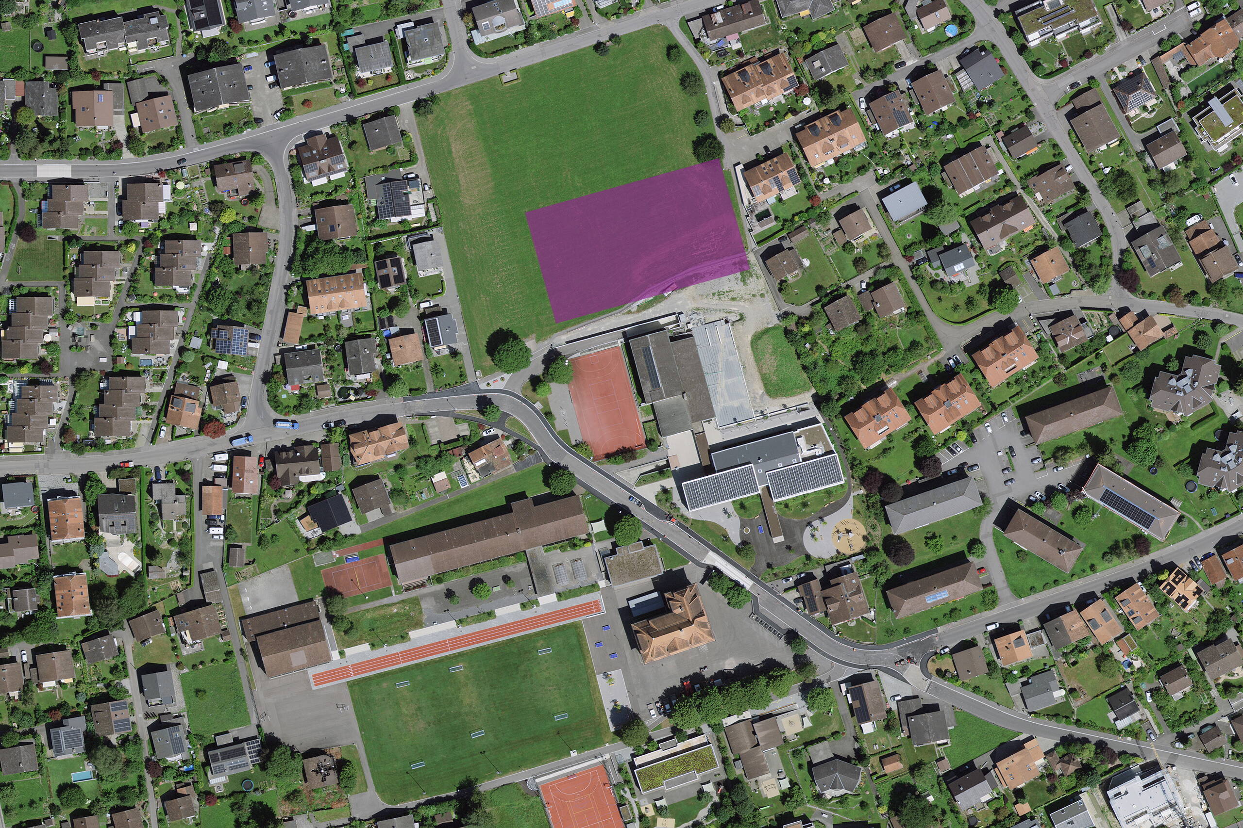 Luftaufnahme mit grober Definition der Nutzungsfläche und deren Position  
©swisstopo